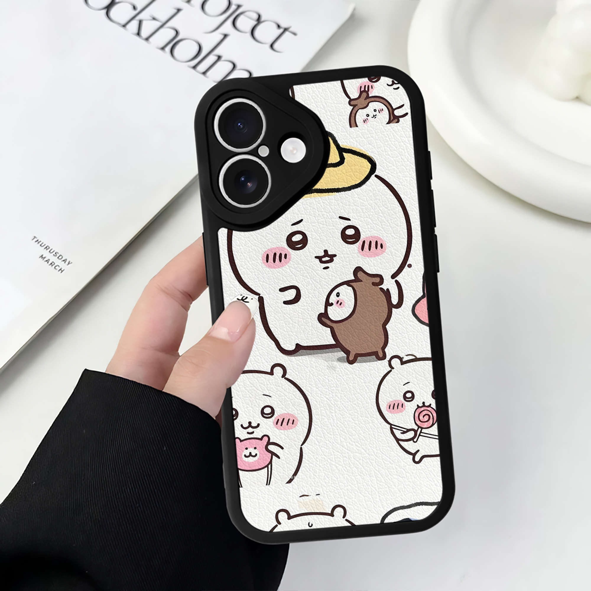 （画像用） ちいかわ Chii-kawa 【iPhone 16シリーズ対応】シリコンスマホケース（レザー調） 材質：シリコン